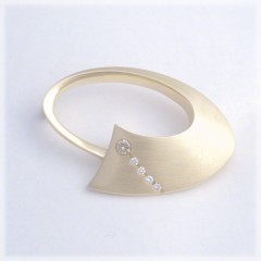 Oval Circle Pin With Five Diamonds